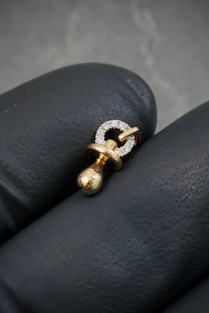 Dije Chupon de Bebe con 3pts de Diamantes 0.8gr / 1cm / 4.8mm — Oro Amarillo