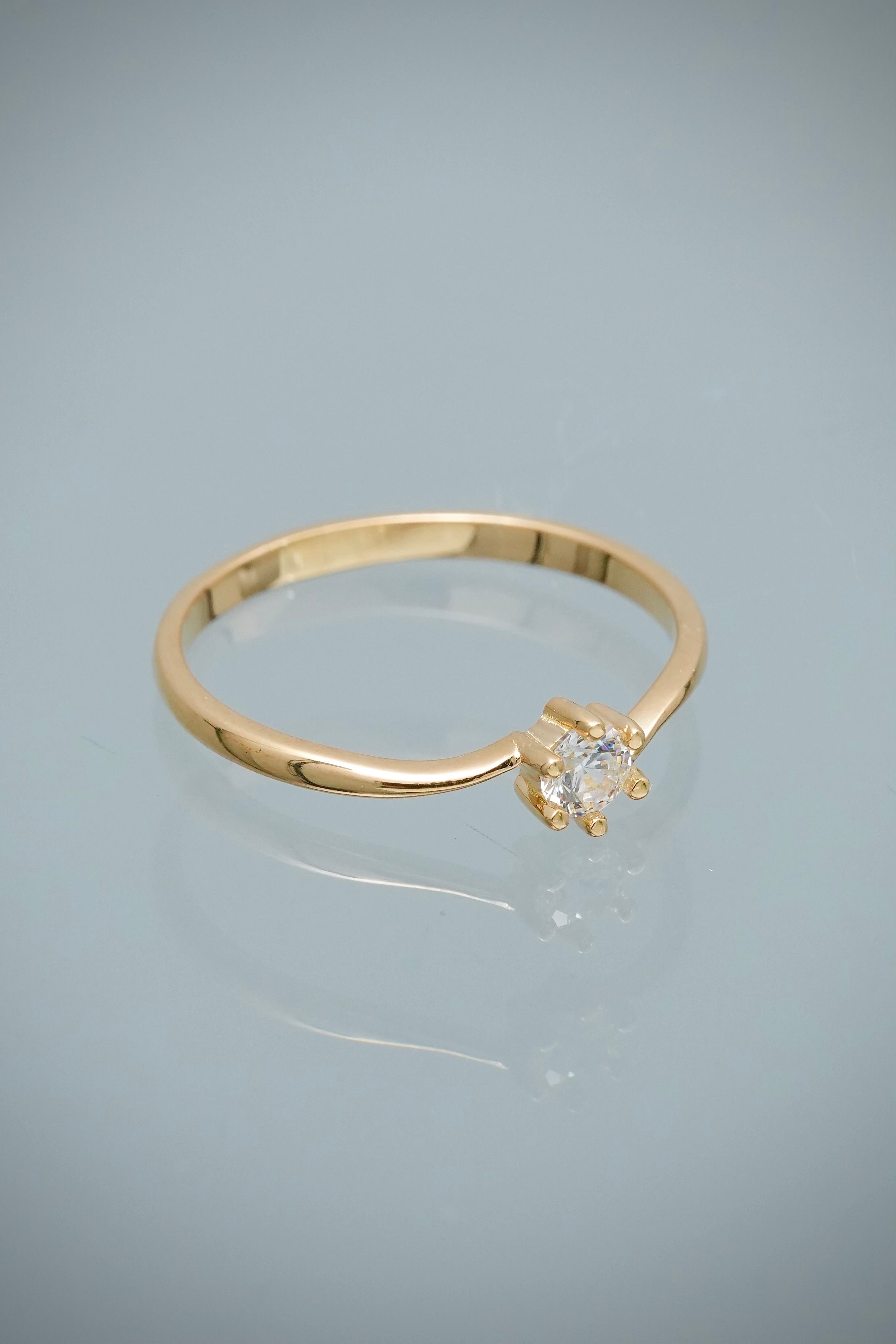 Solitario con Swarovski Blanco 1.45gr / Talla 7 1/2 — Oro Amarillo