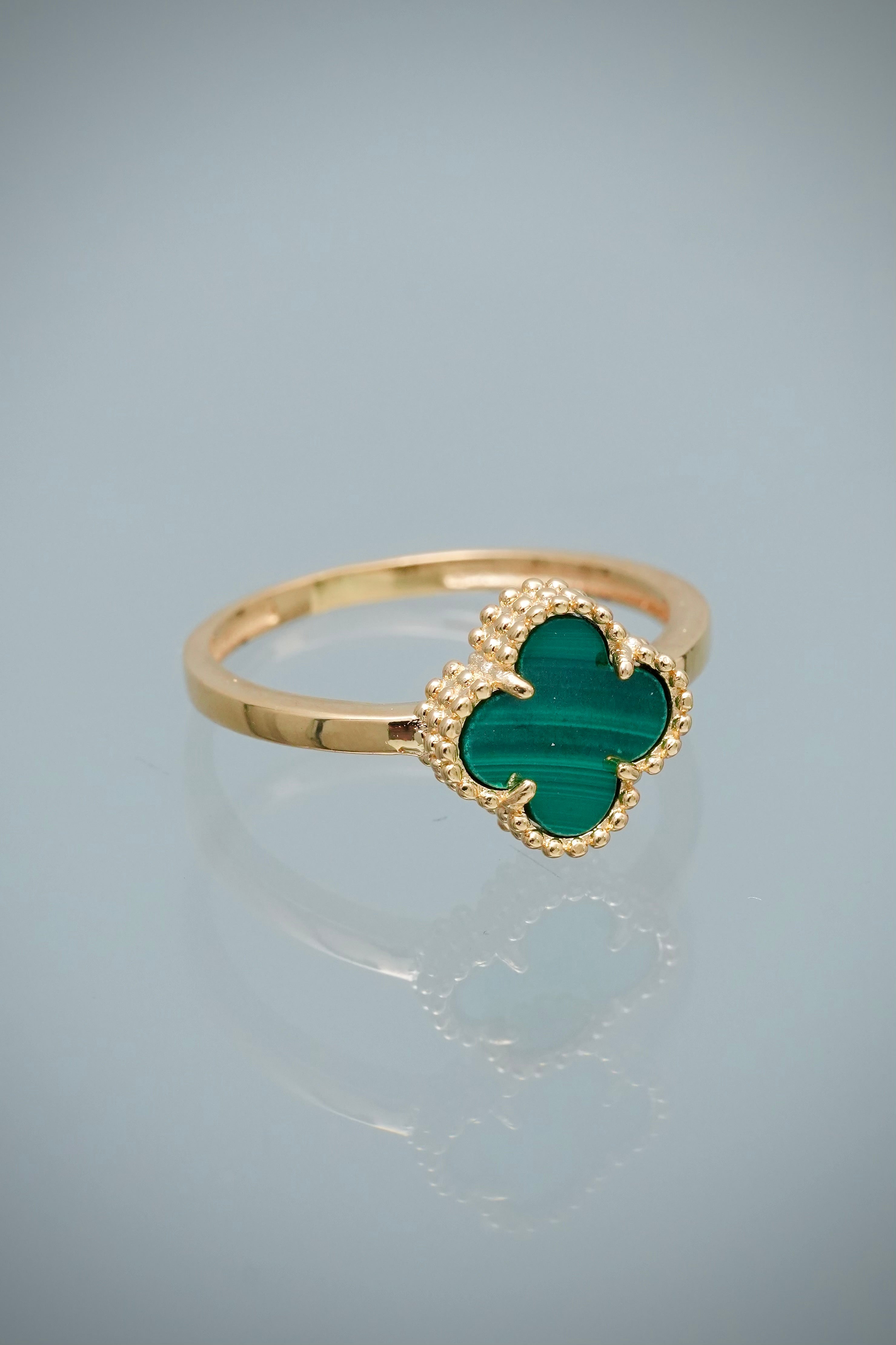 Anillo Lucky Verde 2.3gr / Talla 6 1/4 — Oro Amarillo