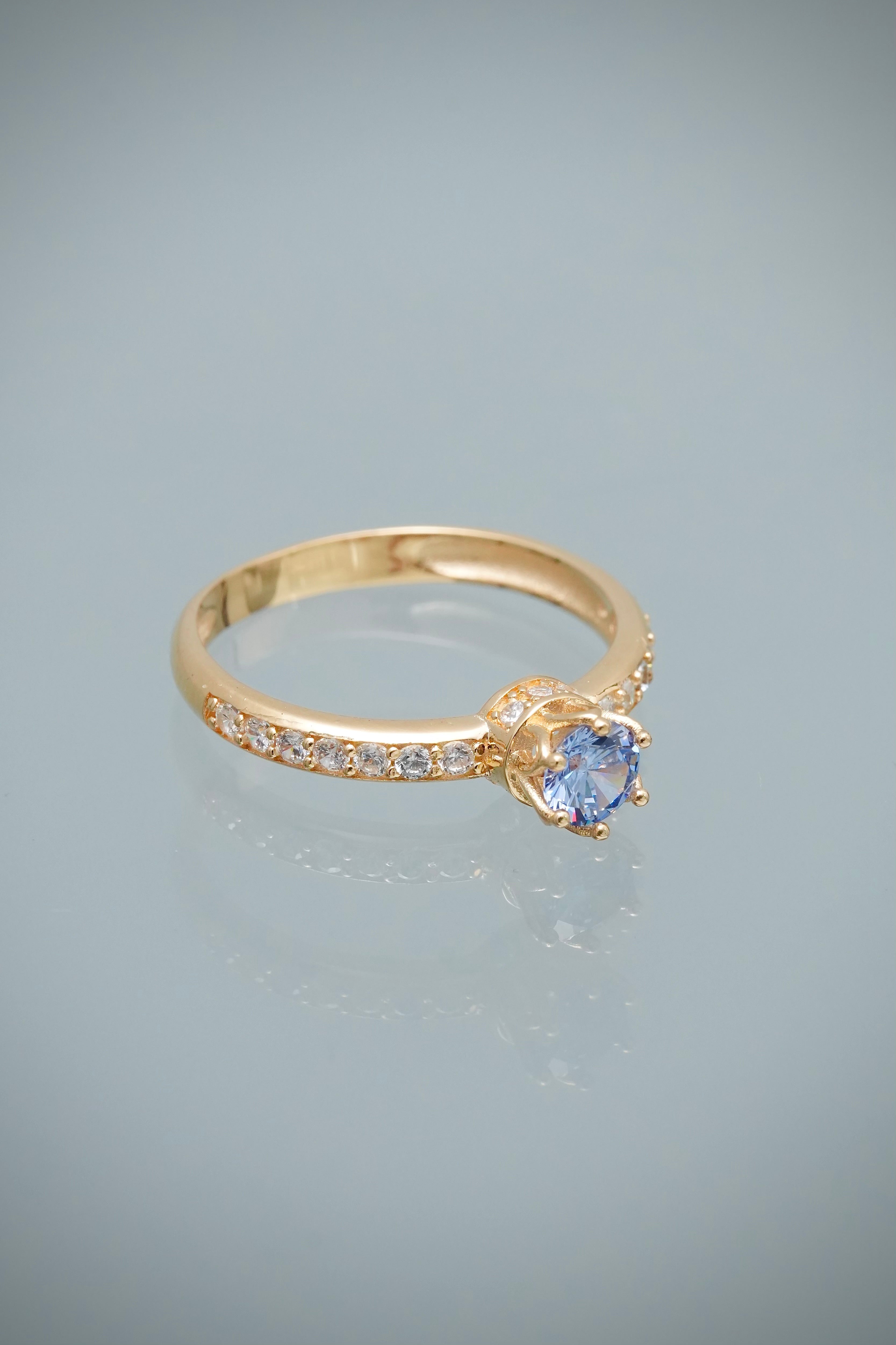Solitario con Swarovski Azul y Blanco 2.45gr / Talla 7 — Oro Amarillo
