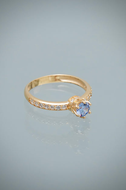 Solitario con Swarovski Azul y Blanco 2.45gr / Talla 7 — Oro Amarillo