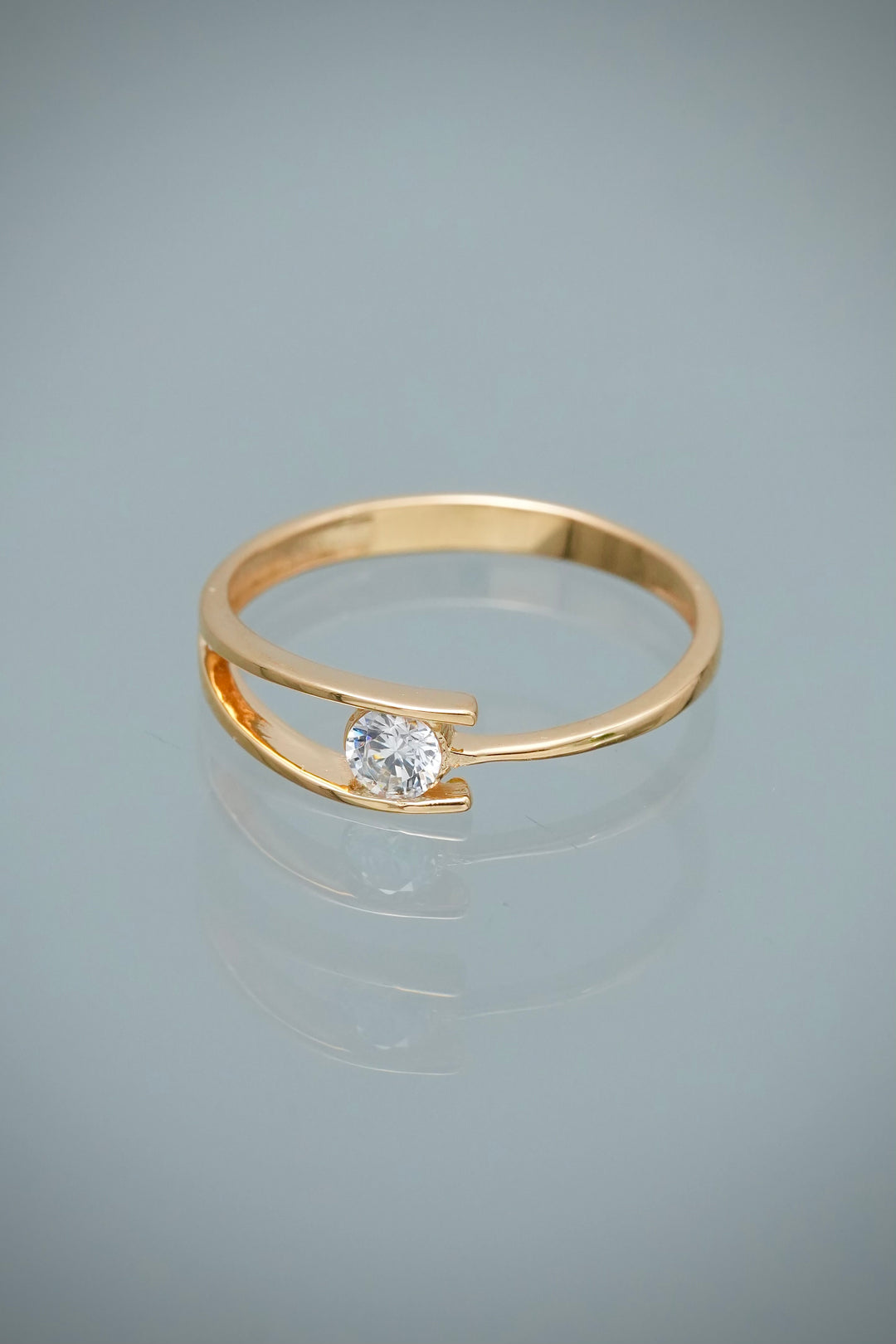 Anillo con Swarovski Blanco 1.85gr / Talla 7 1/4 — Oro Amarillo