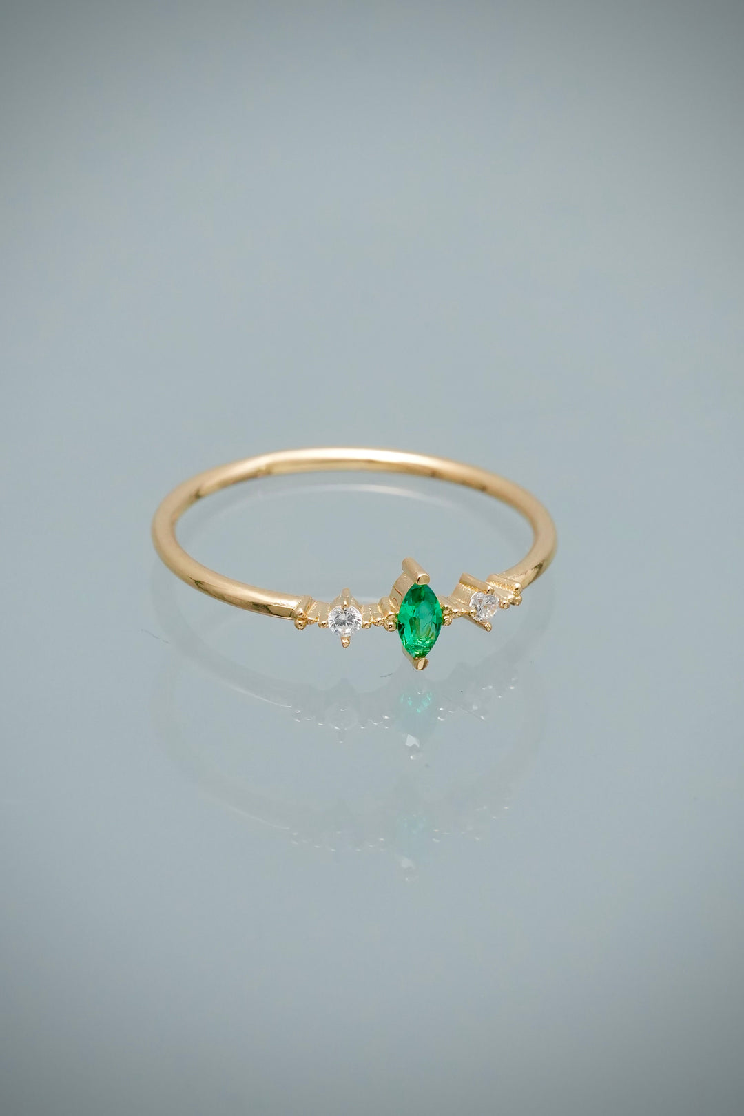 Anillo con Swarovski Verde y Blanco 0.95gr / Talla 6 — Oro Amarillo