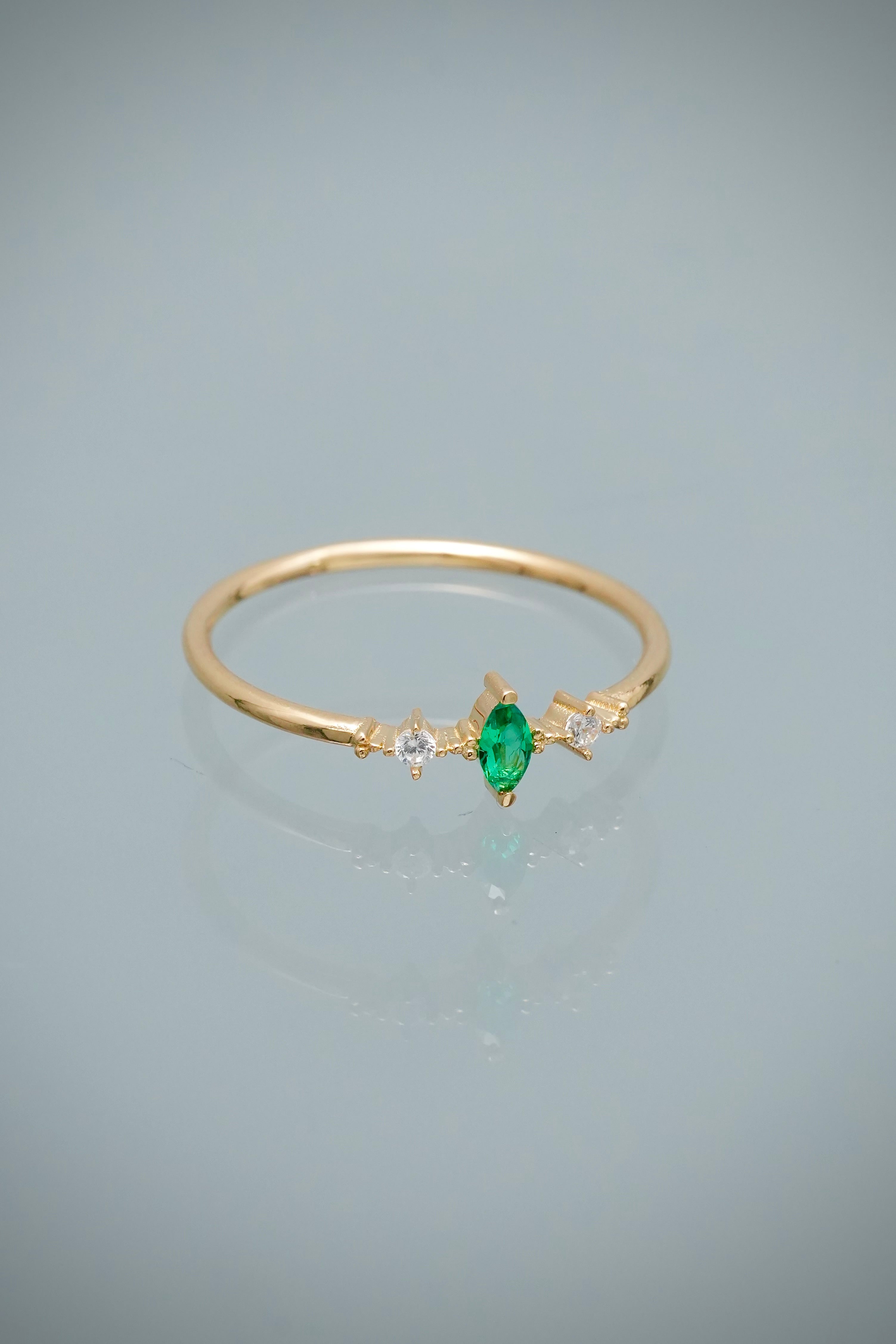 Anillo con Swarovski Verde y Blanco 0.9gr / Talla 6 — Oro Amarillo