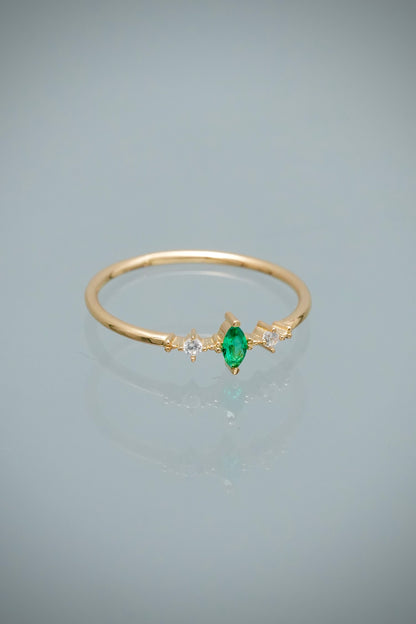 Anillo con Swarovski Verde y Blanco 0.9gr / Talla 6 — Oro Amarillo