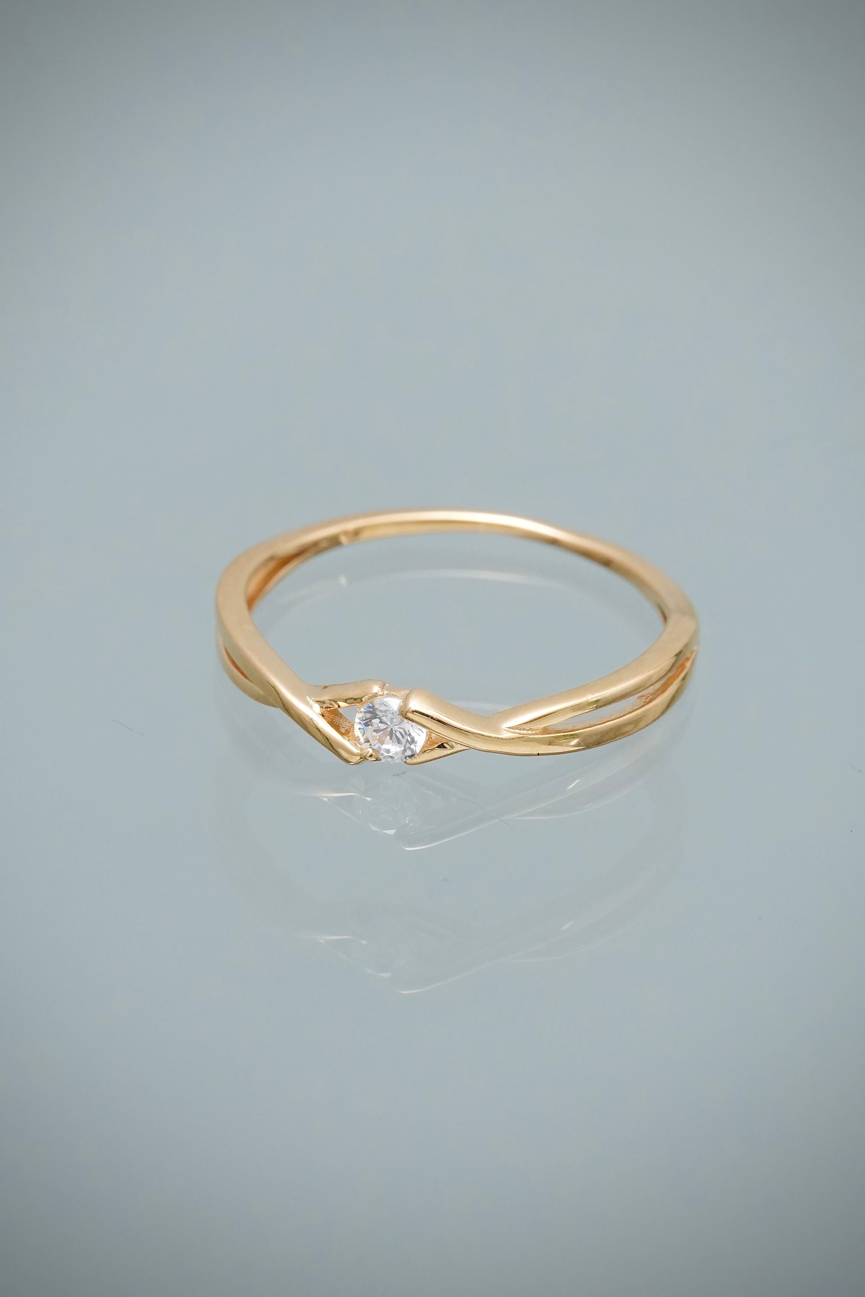 Solitario con Swarovski Blanco 1.4gr / Talla 6 3/4 — Oro Amarillo
