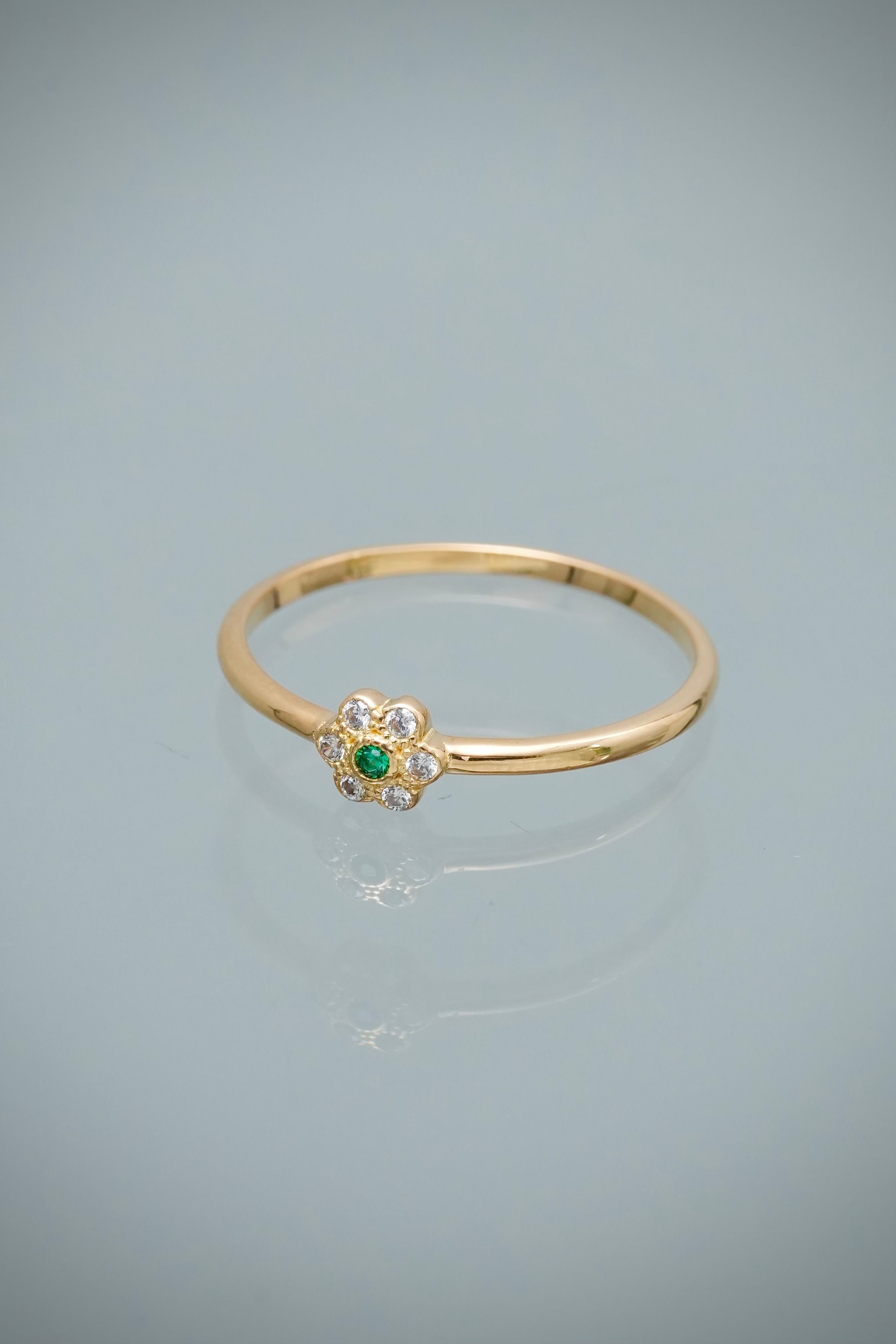 Anillo Flor con Swarovski Verde y Blanco 1.2gr / Talla 7 1/4 — Oro Amarillo