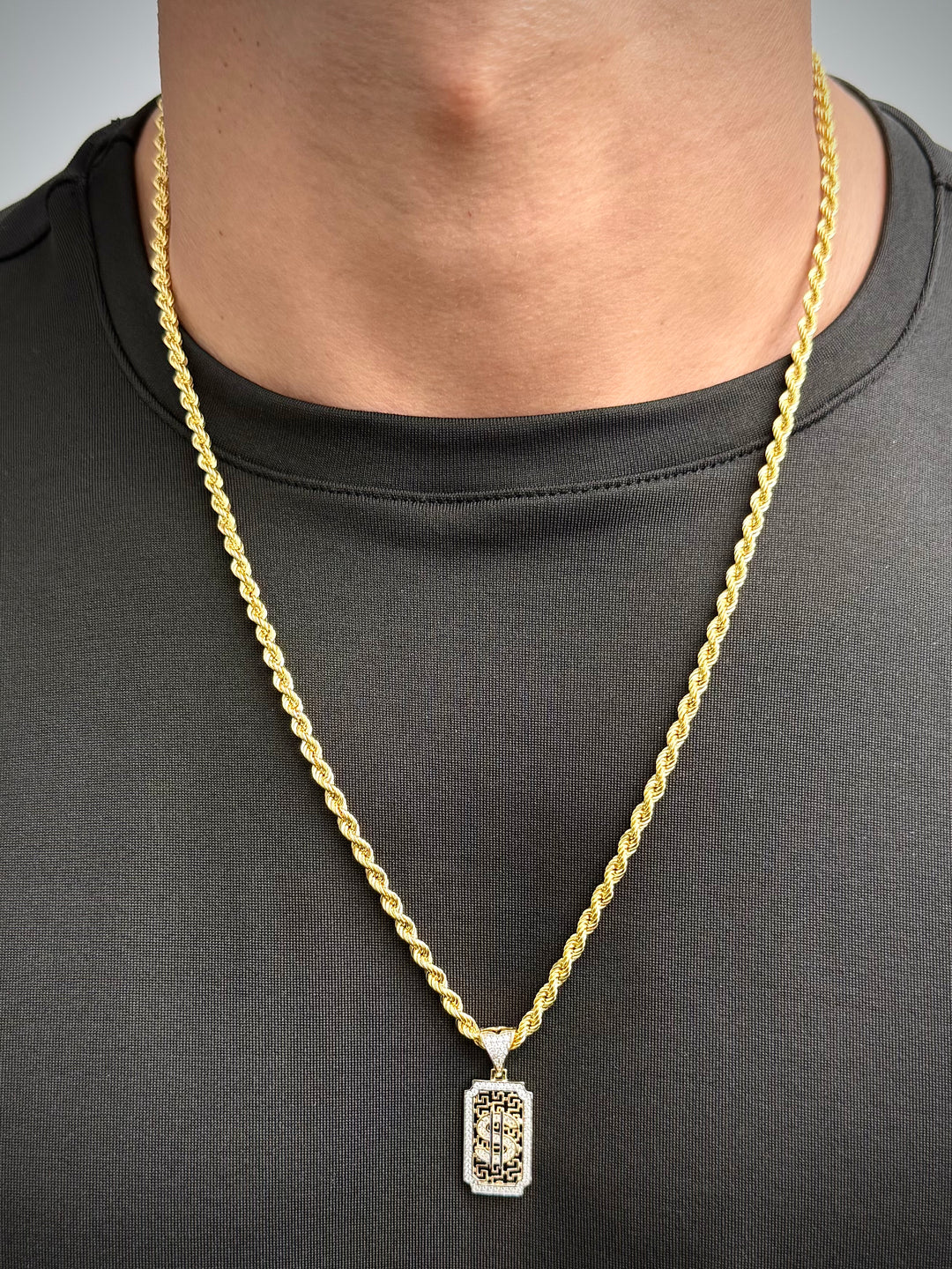 Dije Signo Peso con Swarovski Blanco 3.5gr / 3.2cm / 13.3mm — Oro Amarillo