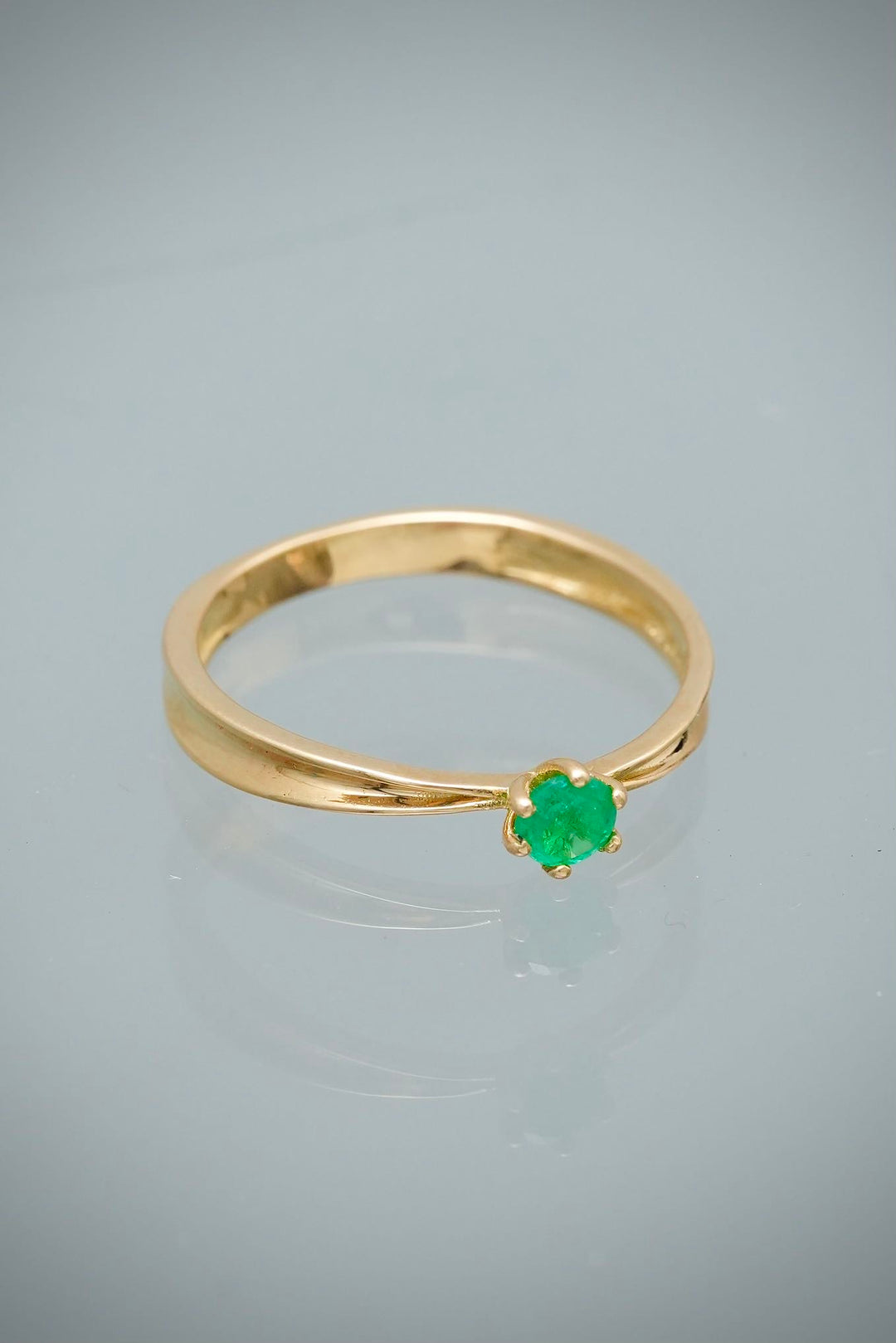 Solitario con 14pts de Esmeralda 1.8gr / Talla 5 3/4 — Oro Amarillo