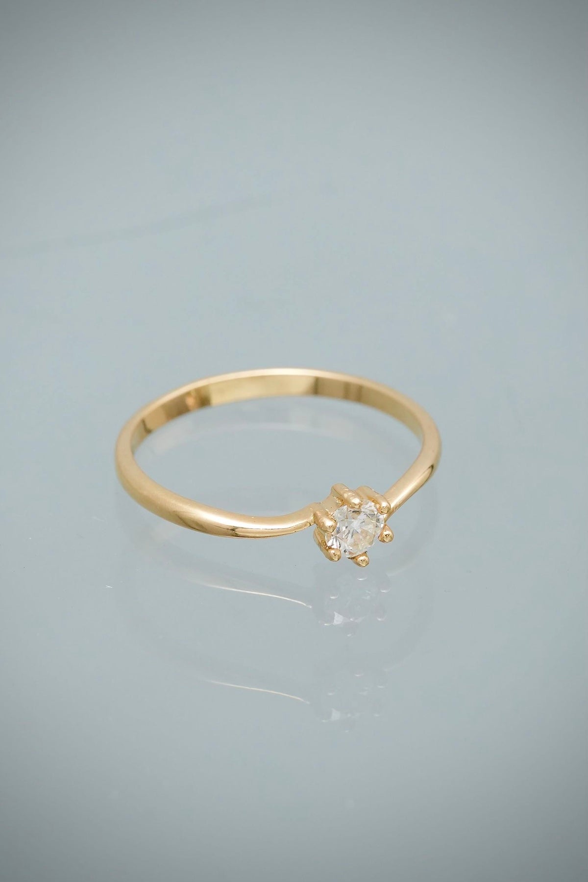 Solitario con 22pts de Diamante Blanco 1.6gr / Talla 7 — Oro Amarillo