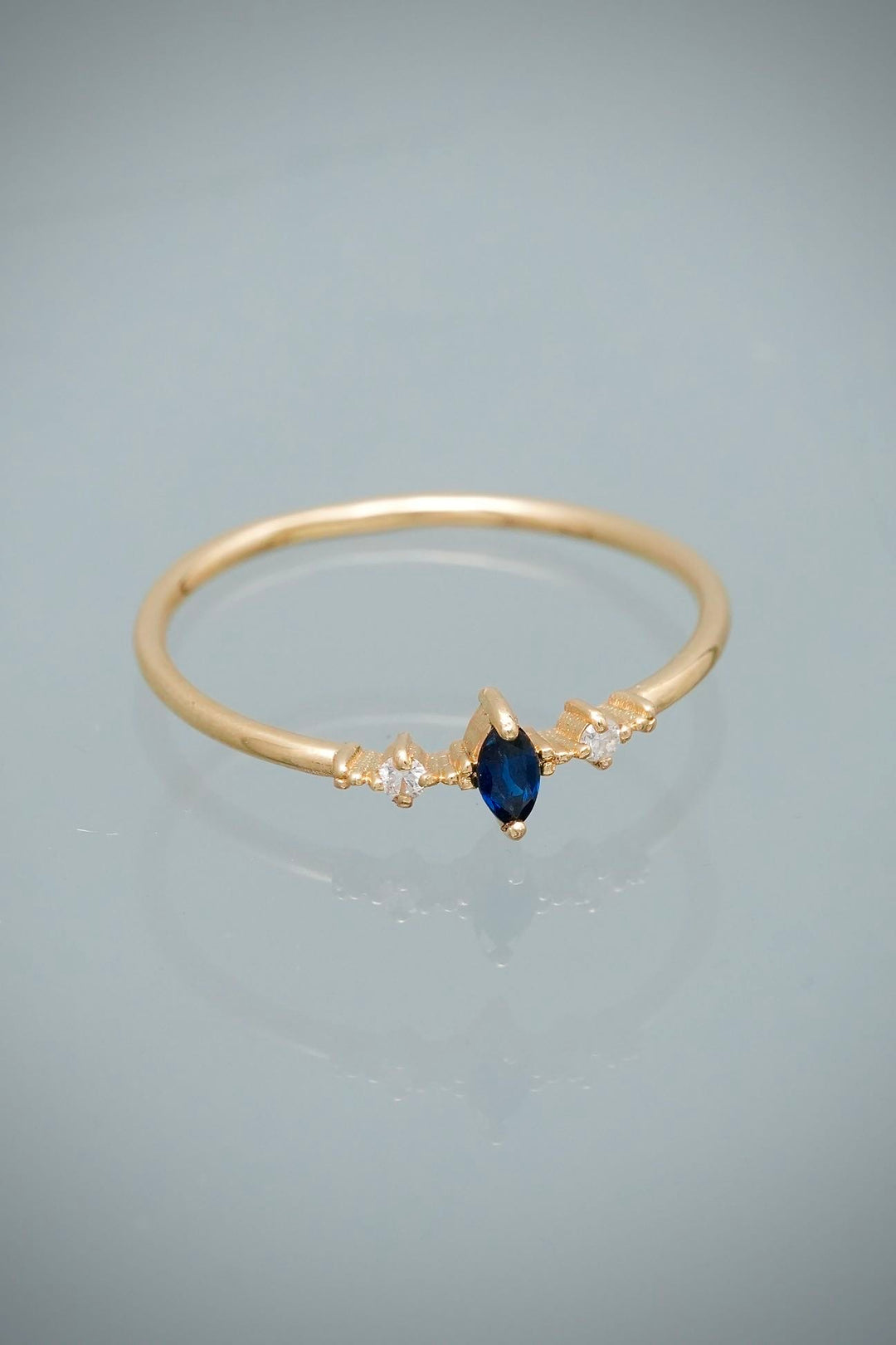 Anillo con 9pts de Zafiro y 3pts de Diamante 0.9gr / Talla 6 1/2 — Oro Amarillo