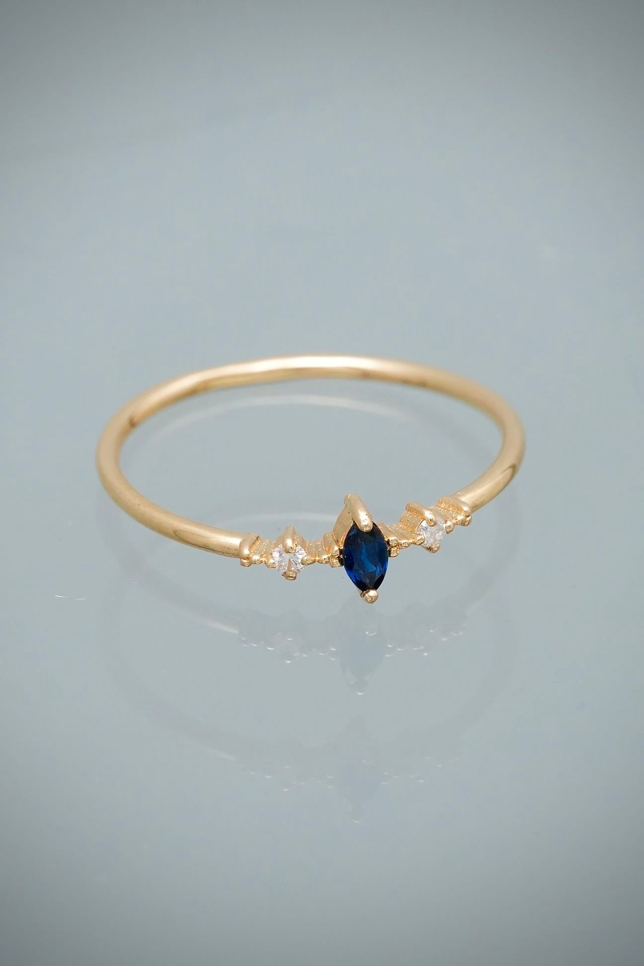Anillo con 9pts de Zafiro y 3pts de Diamante 1gr / Talla 6 3/4 — Oro Amarillo