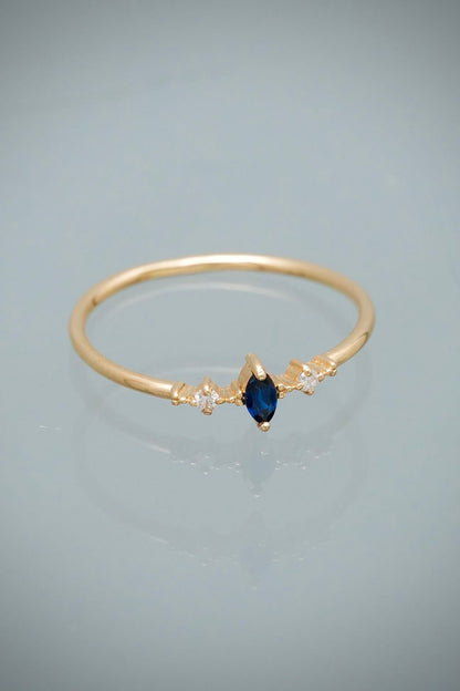 Anillo con 9pts de Zafiro y 3pts de Diamante 1gr / Talla 6 3/4 — Oro Amarillo