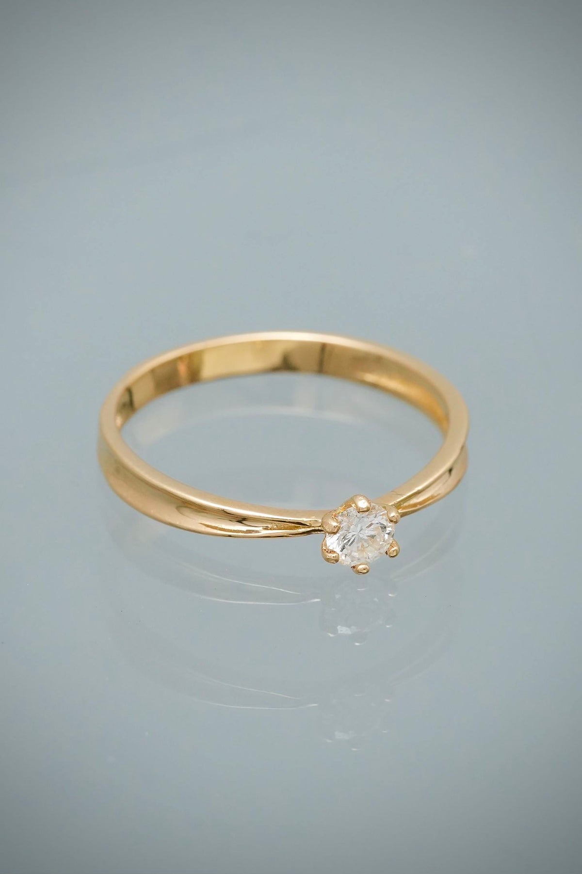 Solitario con 22pts de Diamante Blanco 1.95gr / Talla 8 — Oro Amarillo