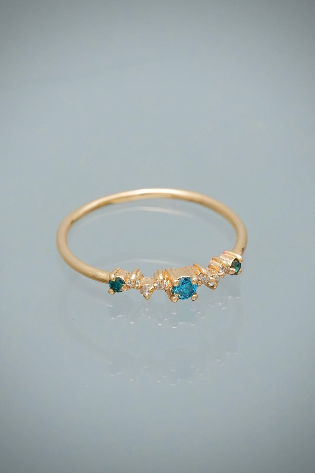 Anillo con 11pts de Diamante Azul y 5pts de Diamante Blanco 1.2gr / Talla 6 3/4 — Oro Amarillo