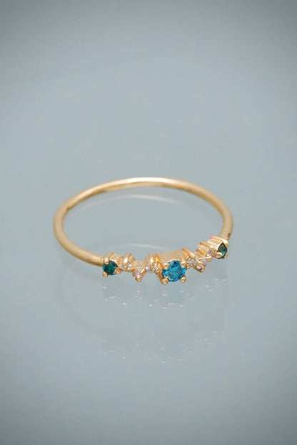 Anillo con 11pts de Zafiro y 5pts de Diamante 1.2gr / Talla 6 1/2 — Oro Amarillo