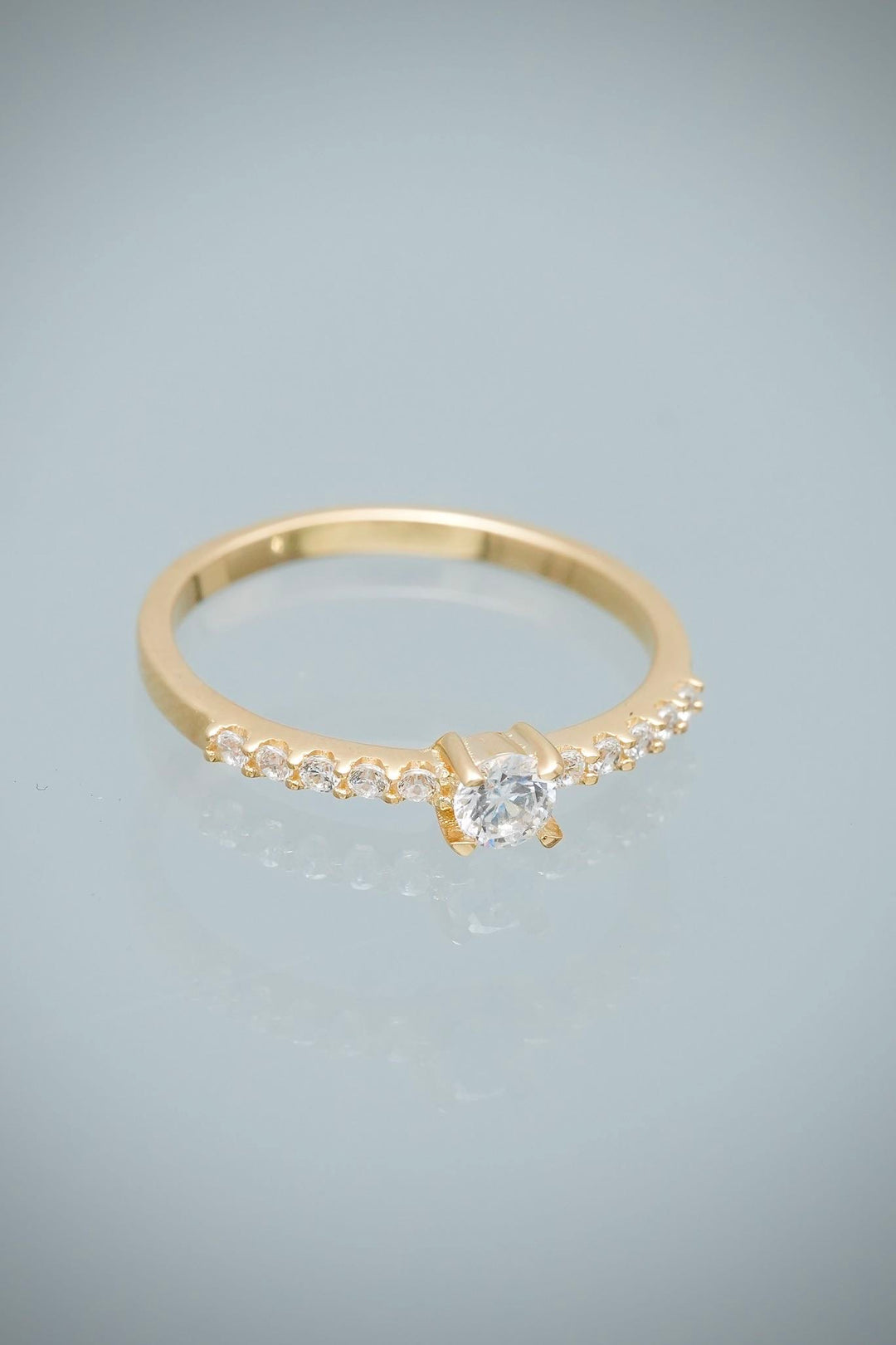 Solitario con Swarovski Blanco 1.85gr / Talla 7 3/4 — Oro Amarillo