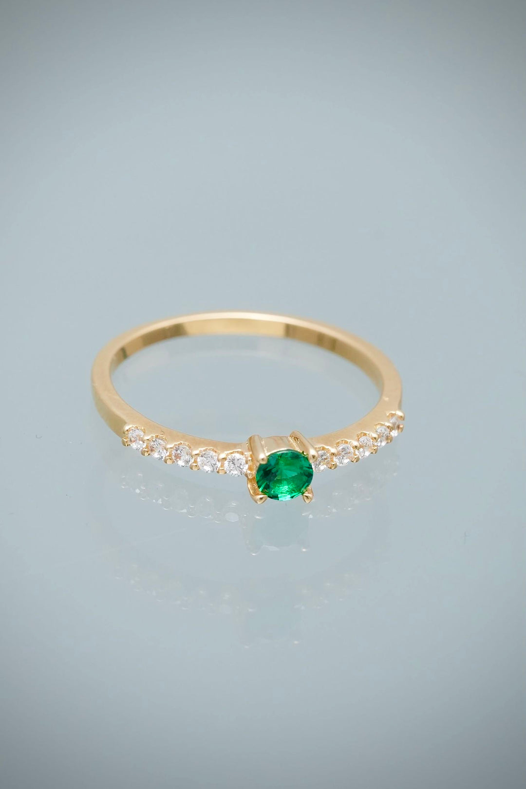 Solitario con Swarovski Verde y Blanco 1.75gr / Talla 6 1/2 — Oro Amarillo