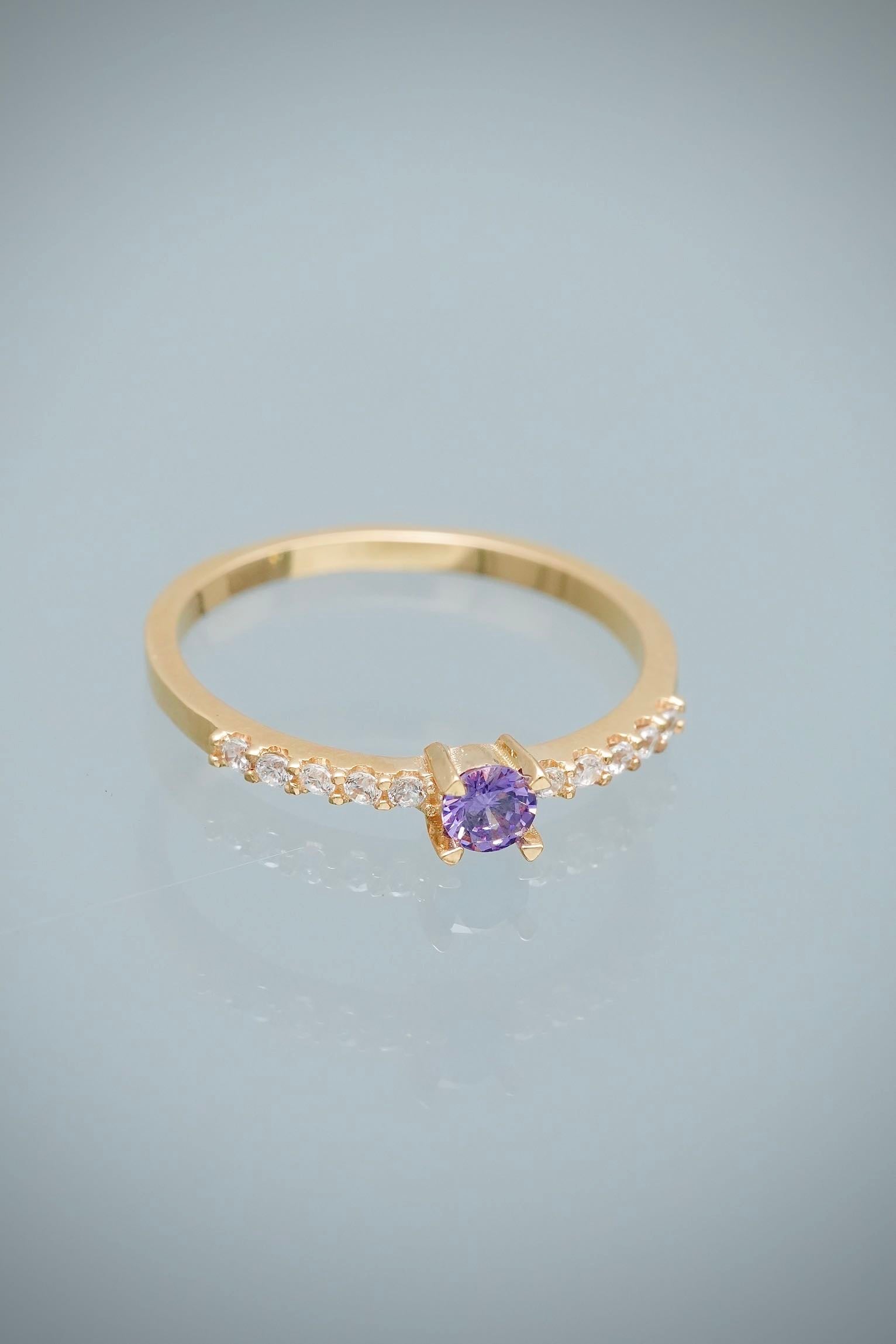 Solitario con Swarovski Morado y Blanco 1.9gr / Talla 6 3/4 — Oro Amarillo