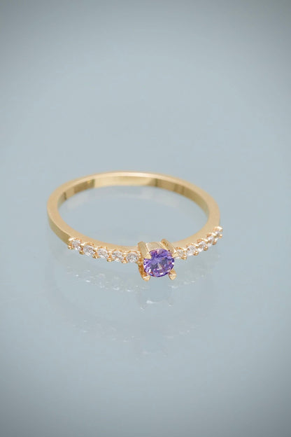 Solitario con Swarovski Morado y Blanco 1.9gr / Talla 6 3/4 — Oro Amarillo