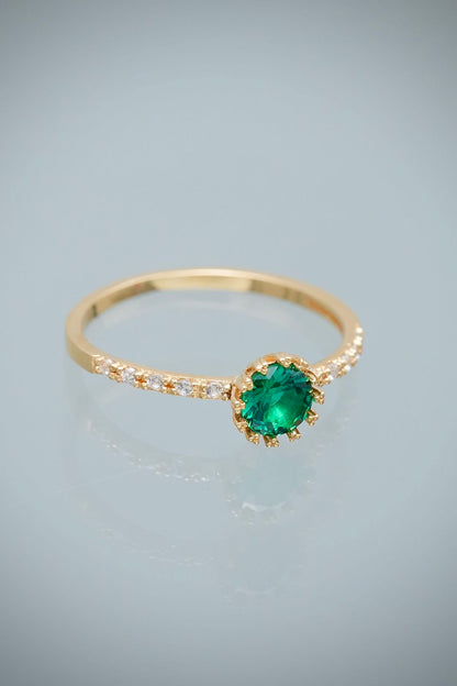 Solitario con Swarovski Verde y Blanco 1.7gr / Talla 7 1/2 — Oro Amarillo