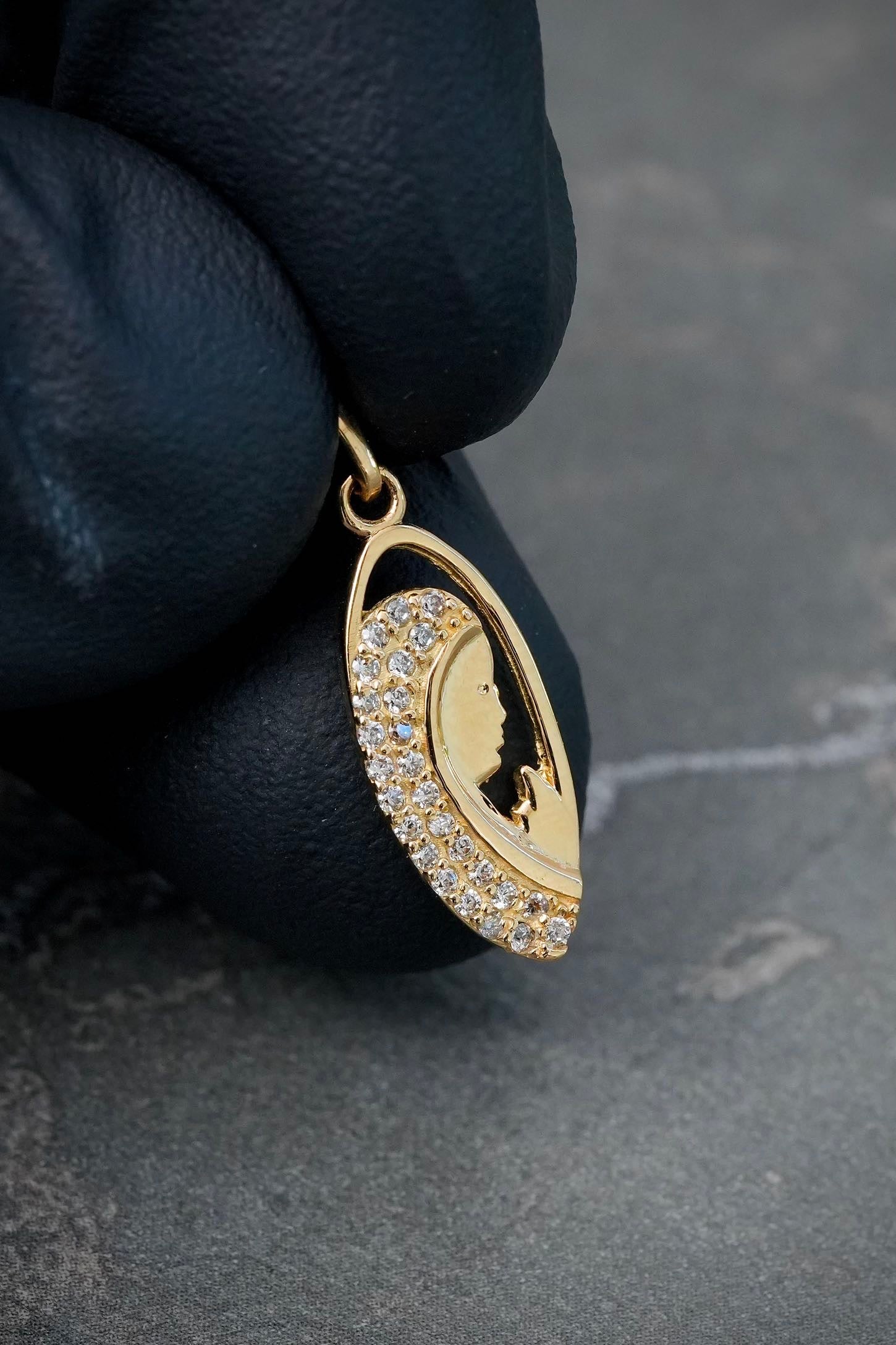 Dije Virgen con Swarovski Blanco 1.1gr / 2.2cm / 7.2mm — Oro Amarillo