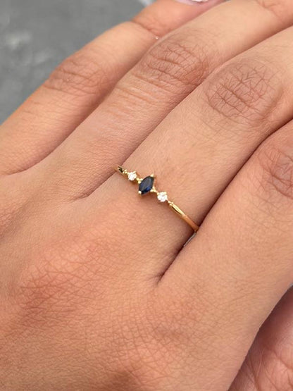Anillo con 9pts de Zafiro y 3pts de Diamante 1gr / Talla 6 3/4 — Oro Amarillo