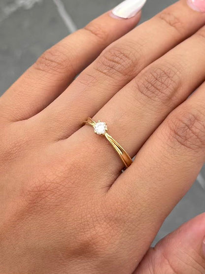 Solitario con 22pts de Diamante Blanco 1.95gr / Talla 8 — Oro Amarillo