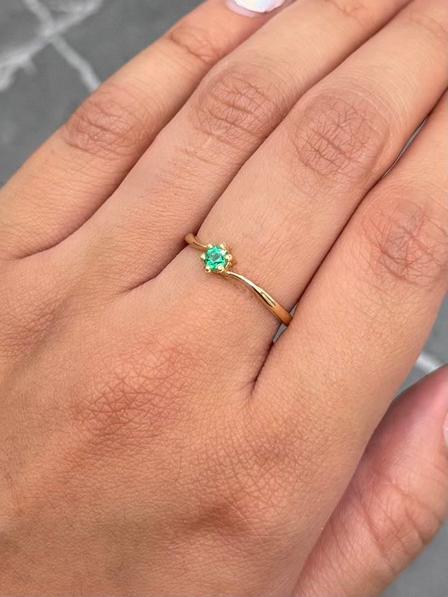 Solitario con 14pts de Esmeralda 1.55gr / Talla 6 1/4 — Oro Amarillo