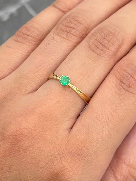 Solitario con 14pts de Esmeralda 1.8gr / Talla 5 3/4 — Oro Amarillo