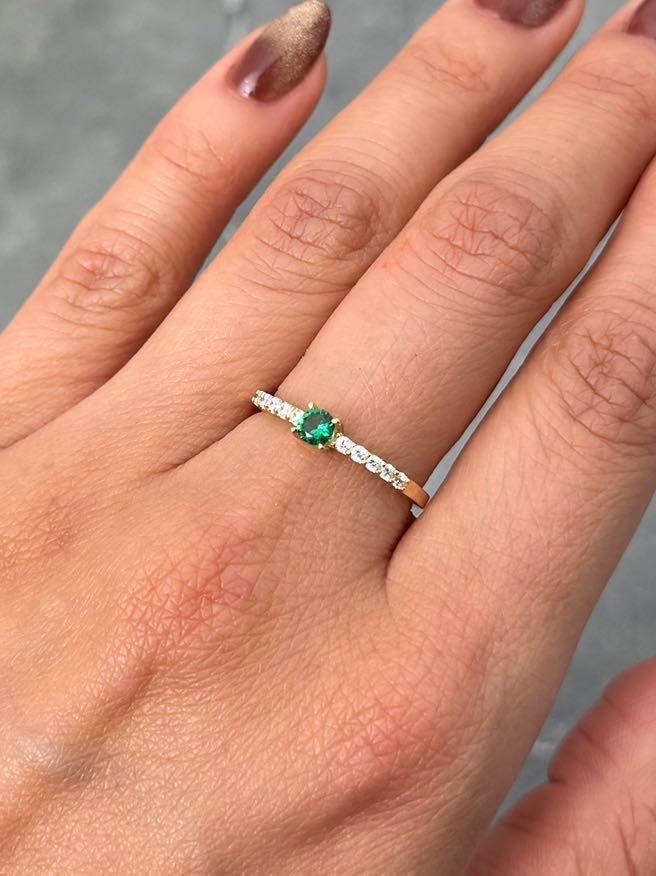 Solitario con Swarovski Verde y Blanco 1.75gr / Talla 6 1/2 — Oro Amarillo