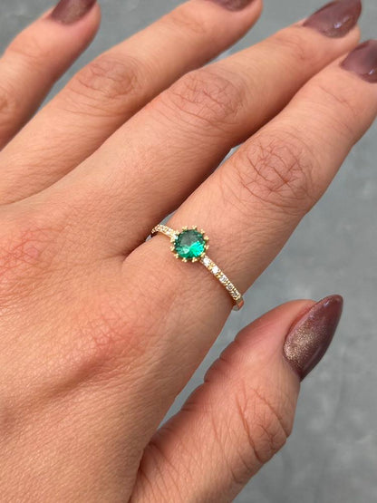 Solitario con Swarovski Verde y Blanco 1.7gr / Talla 7 1/2 — Oro Amarillo