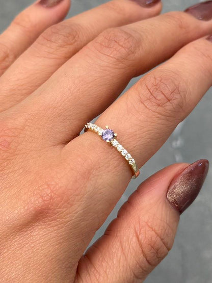 Solitario con Swarovski Morado y Blanco 1.9gr / Talla 6 3/4 — Oro Amarillo