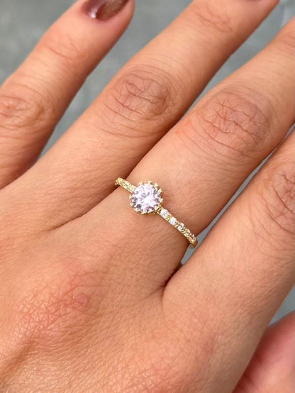 Solitario con Swarovski Rosado y Blanco 1.6gr / Talla 6 — Oro Amarillo