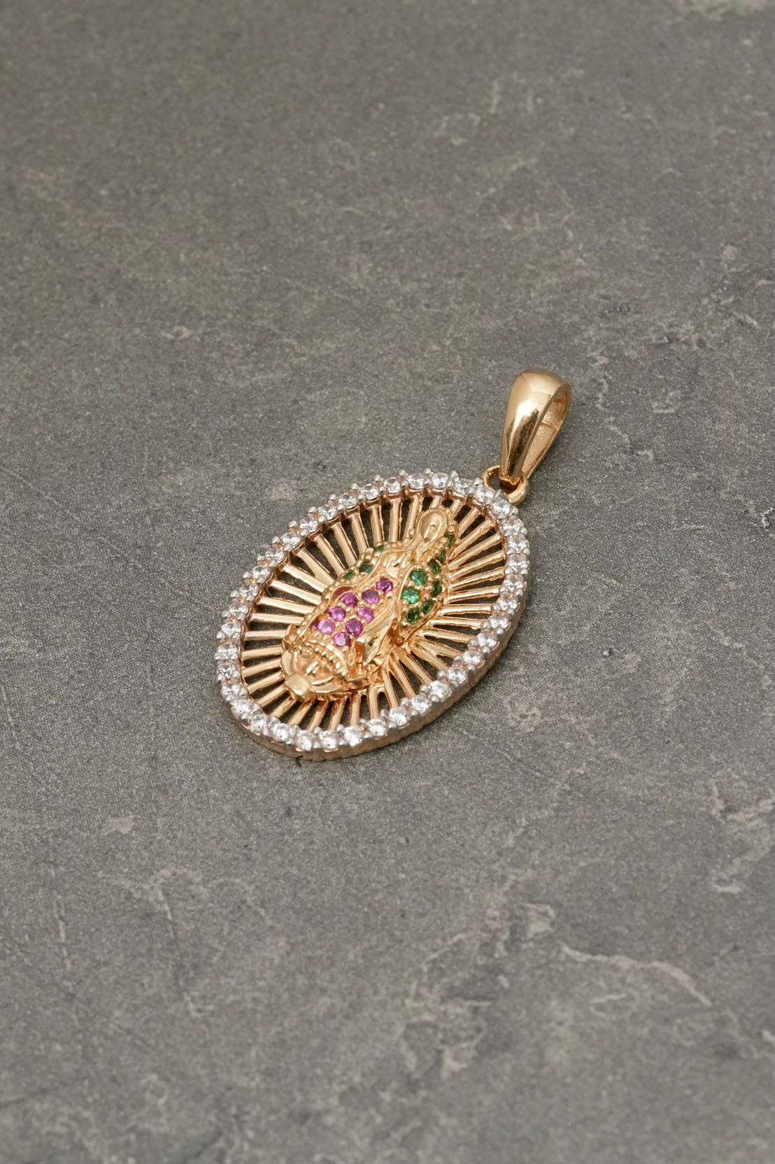 Dije virgen de guadalupe Con swarovski verde y fucsia 3.6gr / Largo 3cm — Oro Amarillo