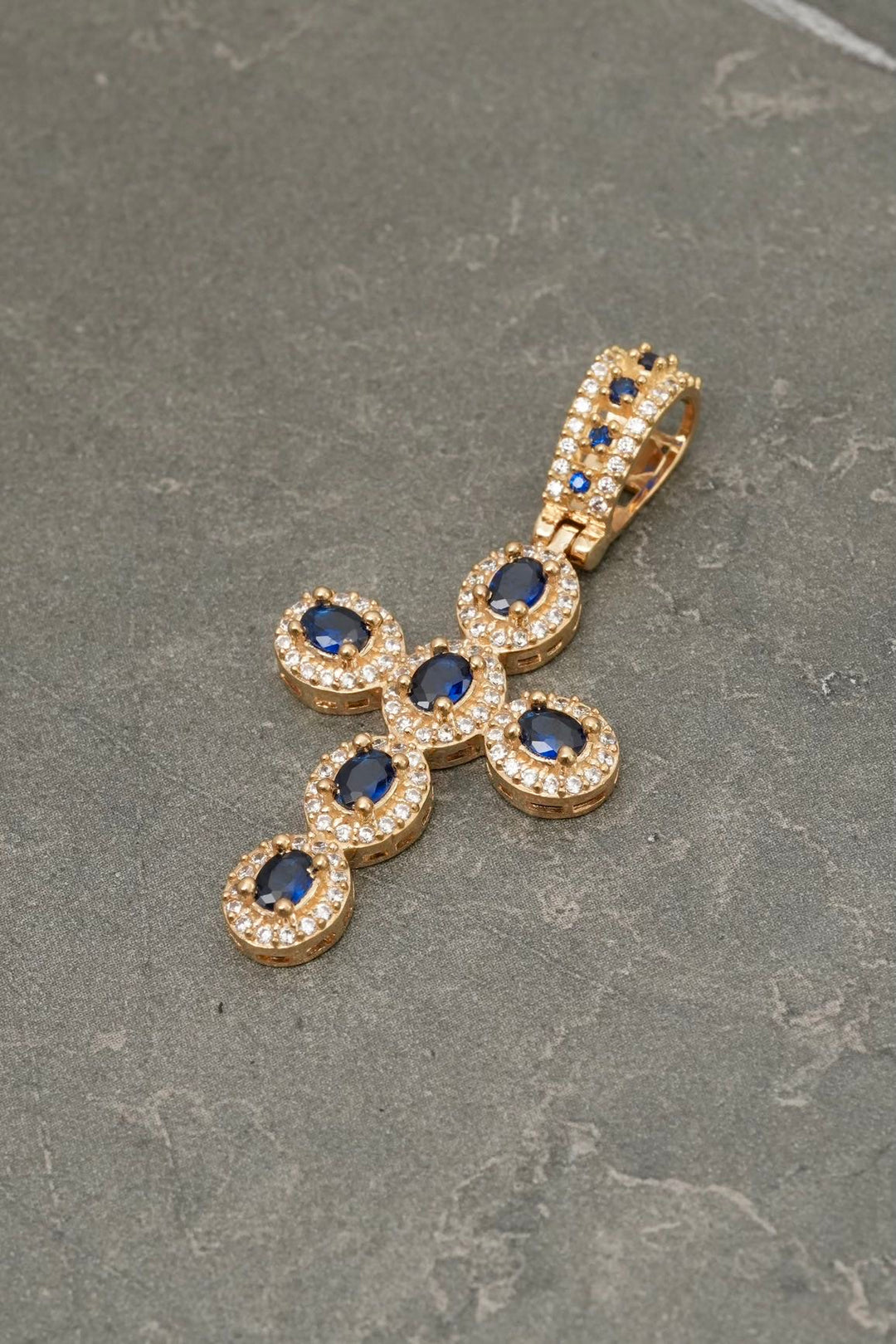 Dije cruz con swarovski azul y blanco 5.45gr / Largo 4.2cm — Oro Amarillo