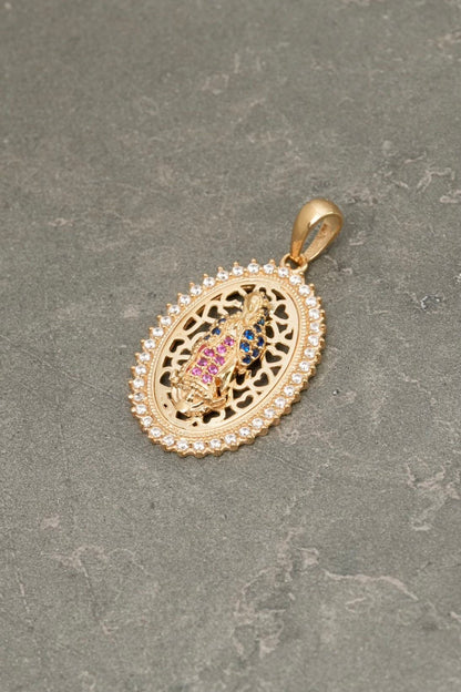 Dije virgen de guadalupe con swarovski azul y fucsiA 4.45gr / Largo 3.2cm — Oro Amarillo
