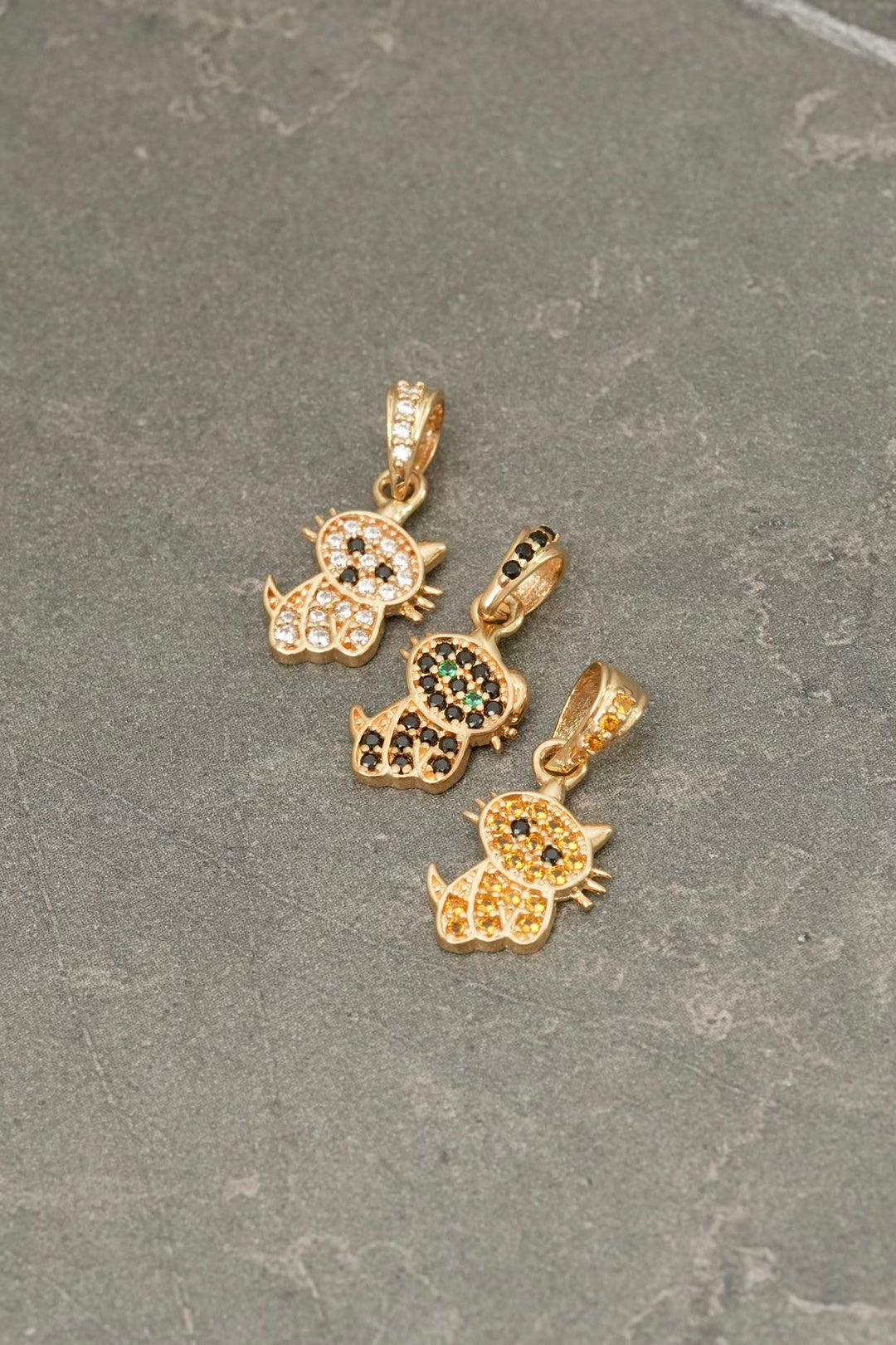 Dije gato con swarovski negro 0.9gr / Largo 1.8cm — Oro Amarillo