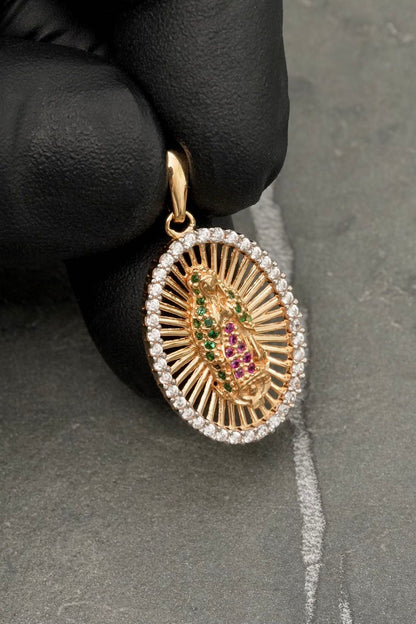 Dije virgen de guadalupe Con swarovski verde y fucsia 3.6gr / Largo 3cm — Oro Amarillo