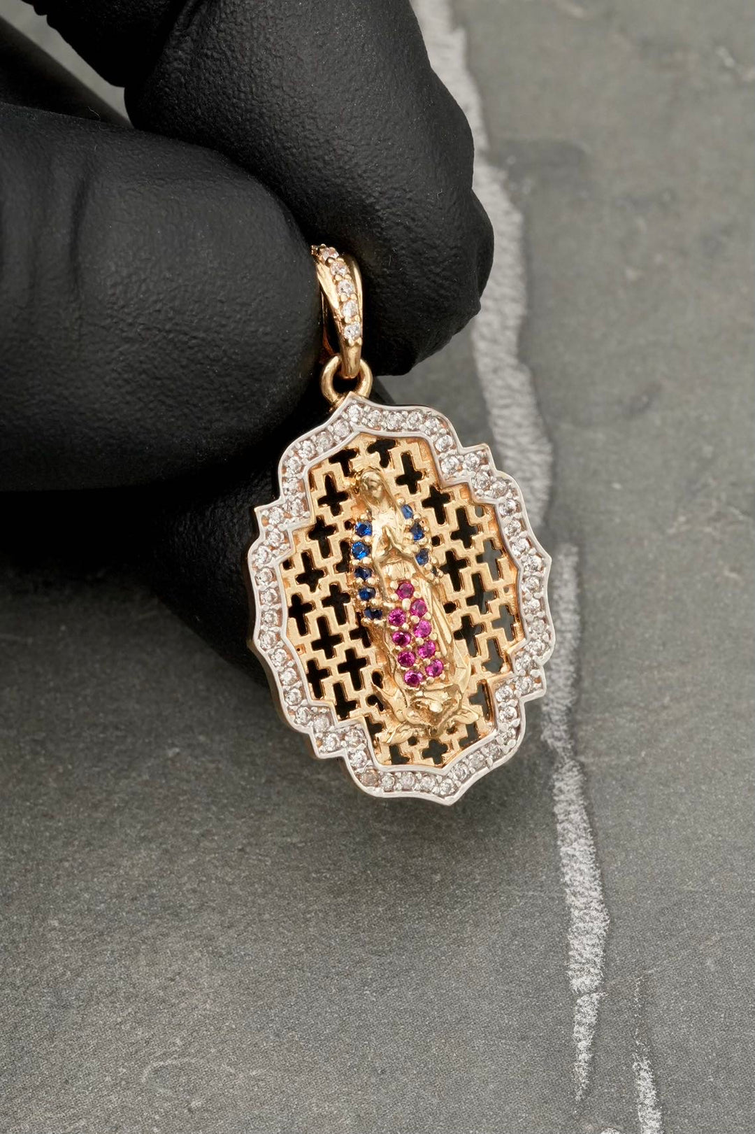 Dije virgen de guadalupe con swarovski azul y fucsiA 3.8gr / Largo 3.2cm — Oro Amarillo