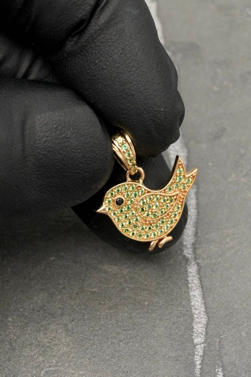Dije pajaro con swarovski verde 1.65gr / Largo 2cm — Oro Amarillo