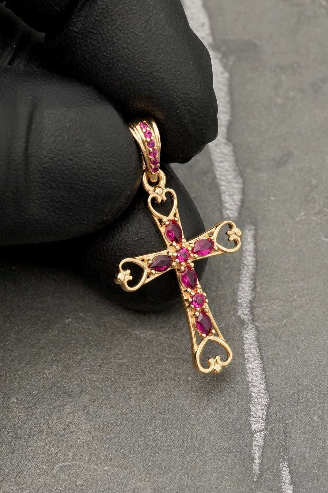 Dije cruz con swarovski fucsia 1.8gr / Largo 3.2cm — Oro Amarillo