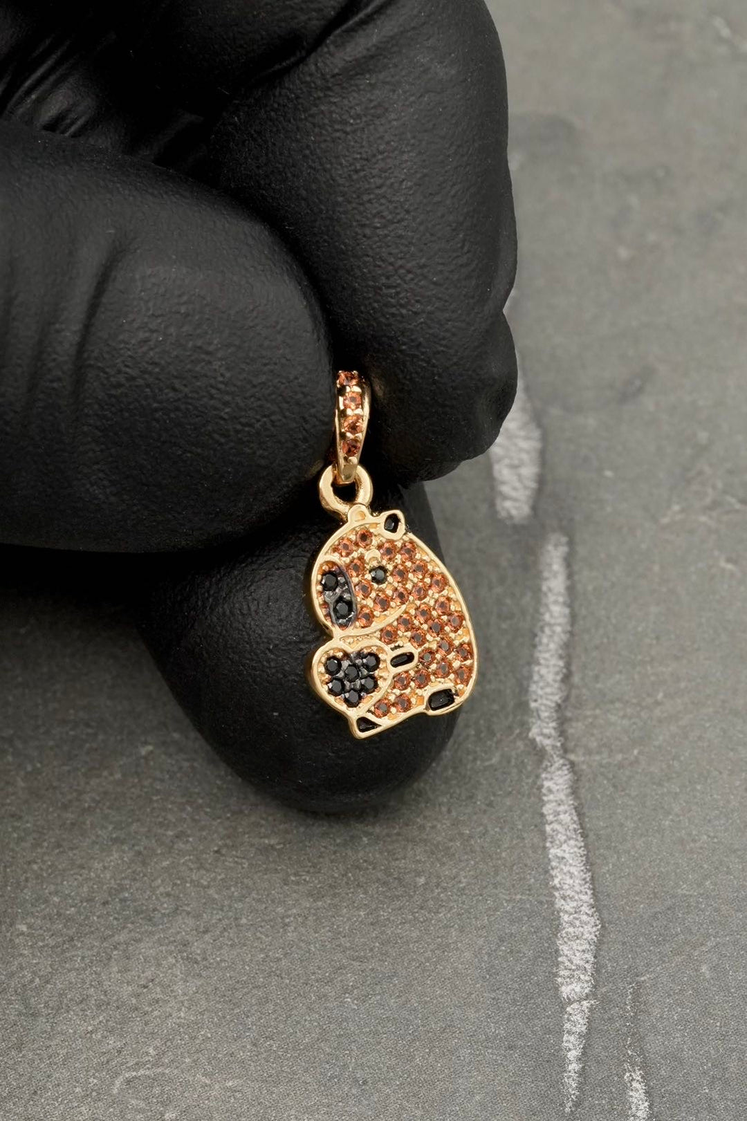 Dije de capibara con swarovski cafe y negro 1.5gr / Largo 2.0cm — Oro Amarillo