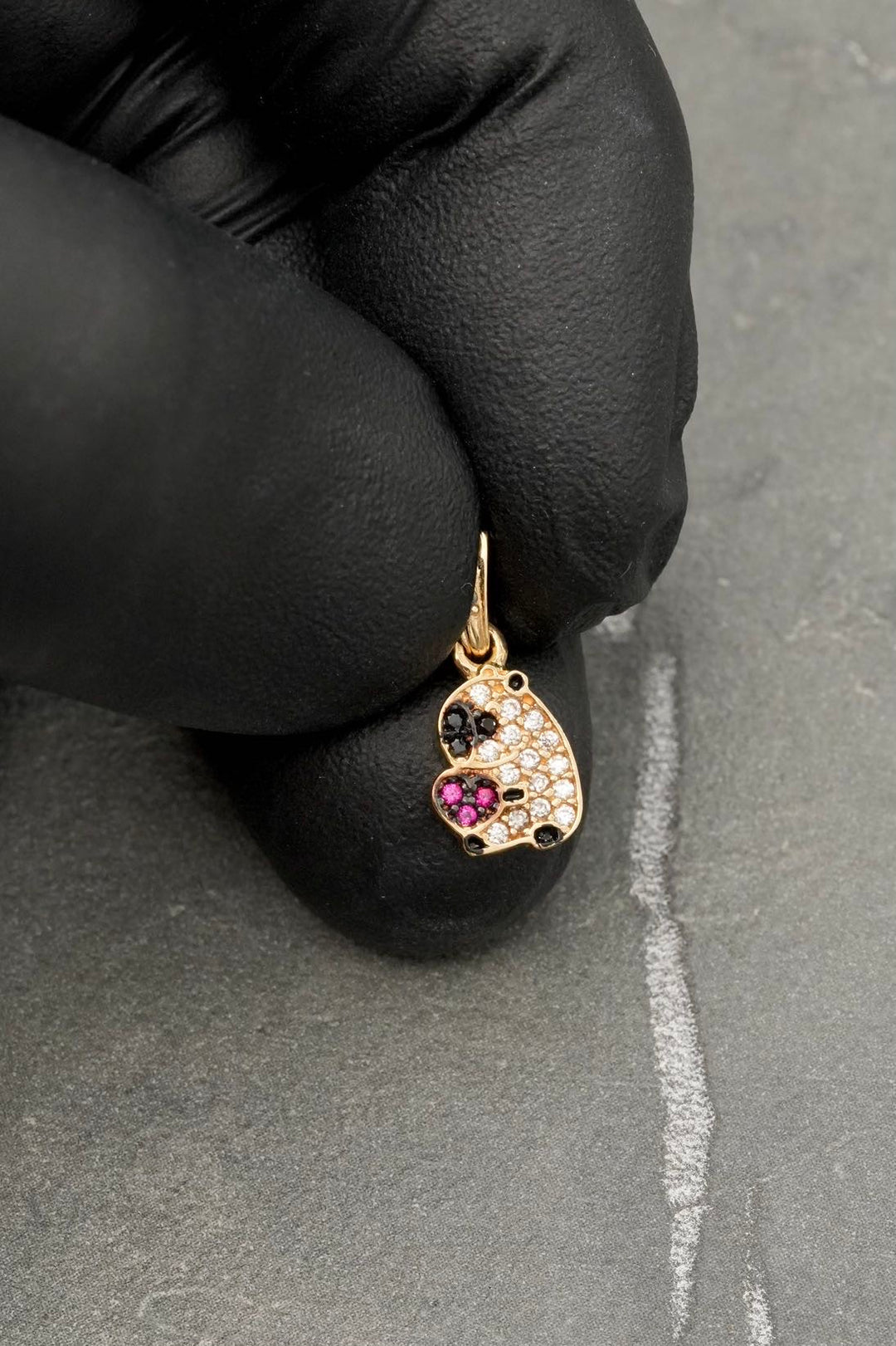 Dije capibara con swarovski fucsia y blanco 0.8gr / Largo 1.6cm — Oro Amarillo