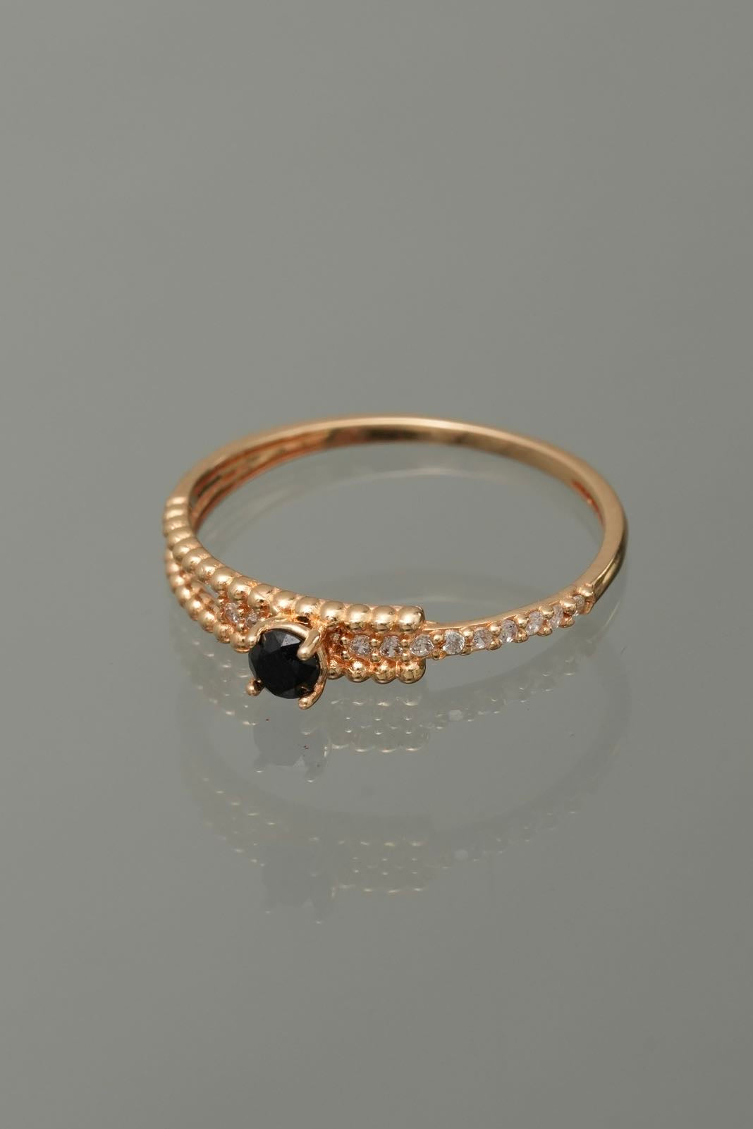 Solitario con swarovski negro y blanco 1.35gr / TALLA 6 1/2 / Oro Amarillo Nac B