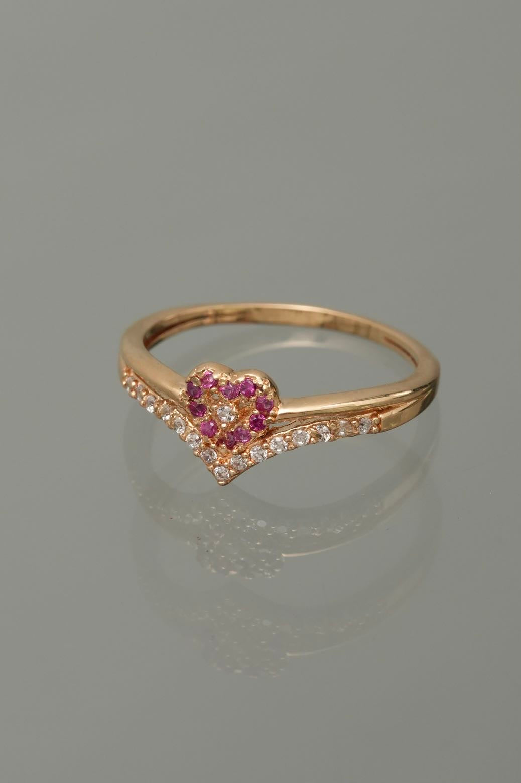 Anillo de corazon con swarovski fucsia y blanco 1.7gr / TALLA 5 1/4 / Oro Amarillo Nac*