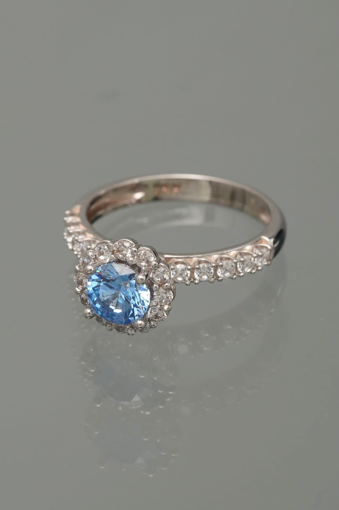 Solitario flor con swarovski azul y blanco 4.4gr / Talla 6 3/4 / Oro Blanco Nac M