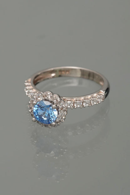 Solitario flor con swarovski azul y blanco 4.4gr / Talla 6 3/4 / Oro Blanco Nac M