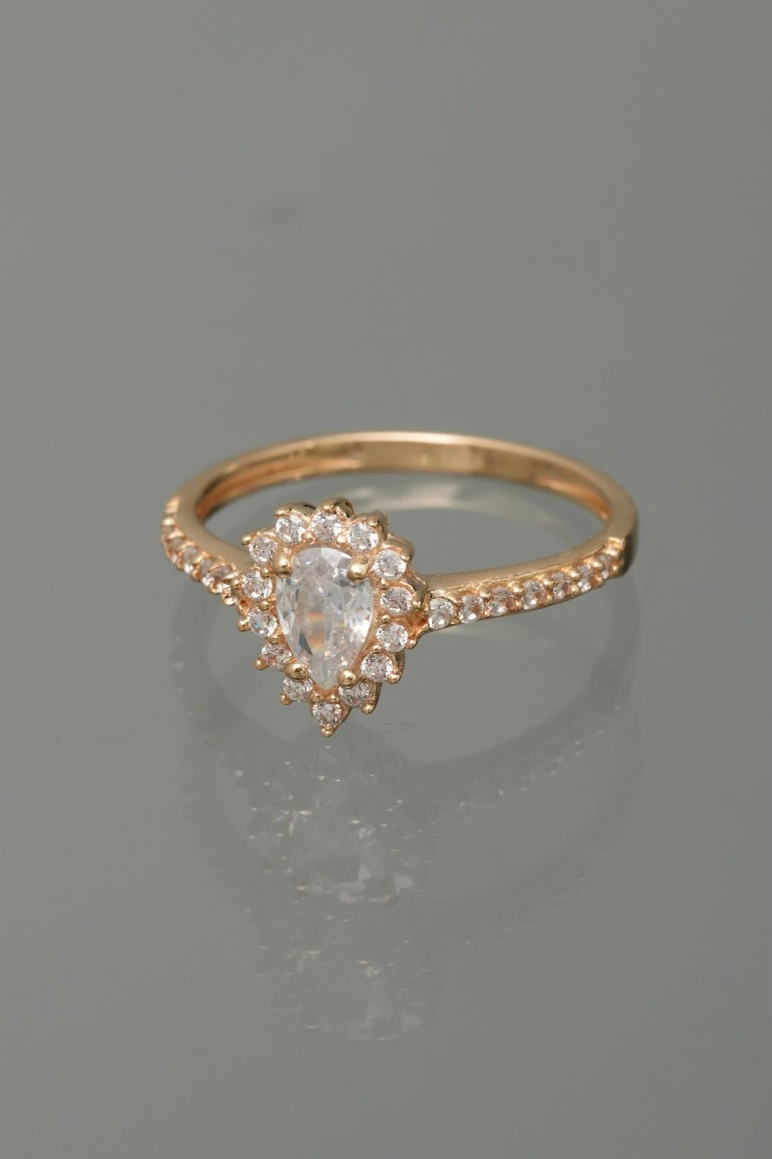 Solitario con swarovskis blancos 2.4gr / Talla 6 3/4 / Oro Amarillo Nac M