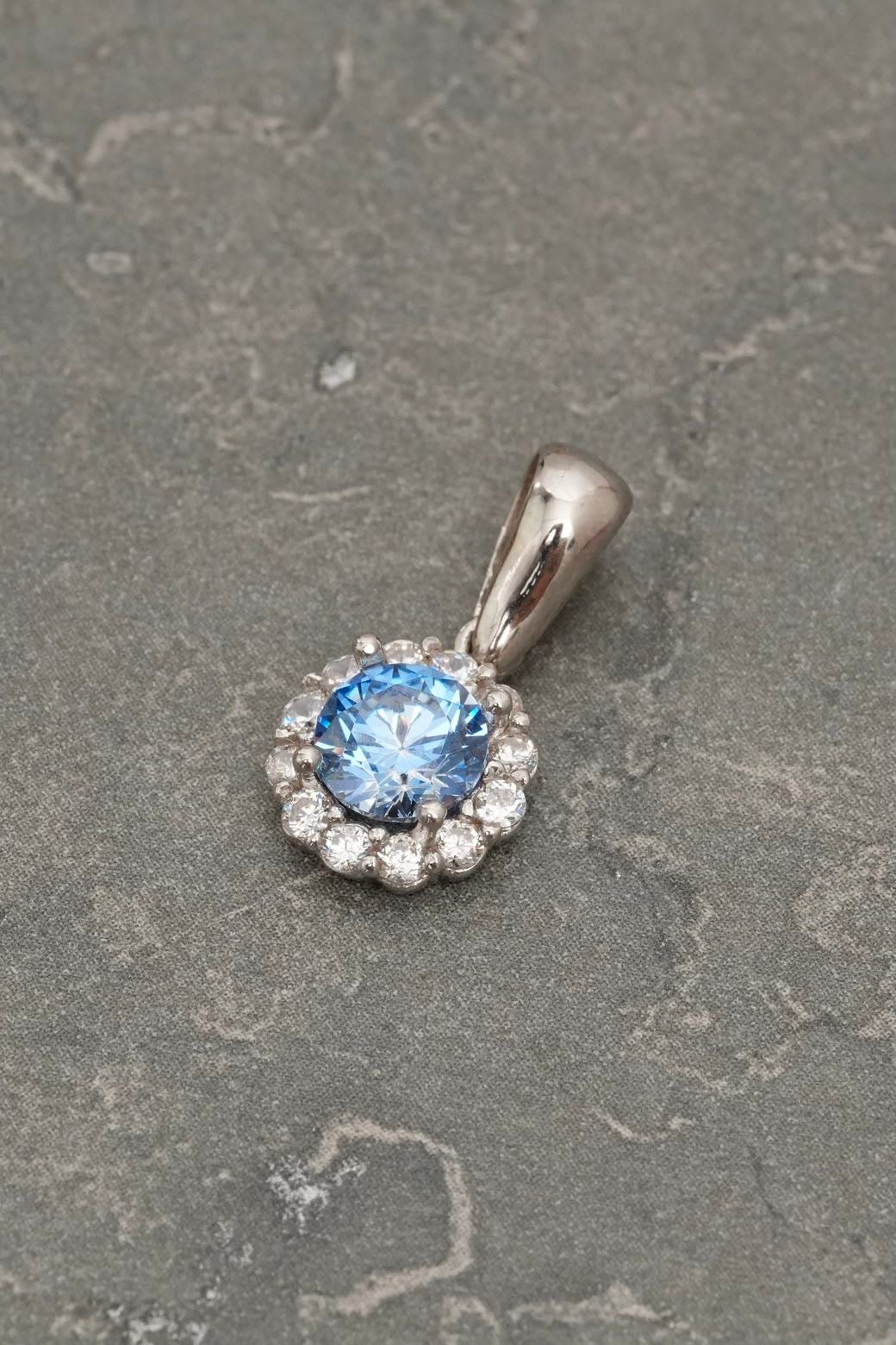 Dije flor con swarovski azul y blanco 1.85gr / Largo 1.7cm — Oro Blanco